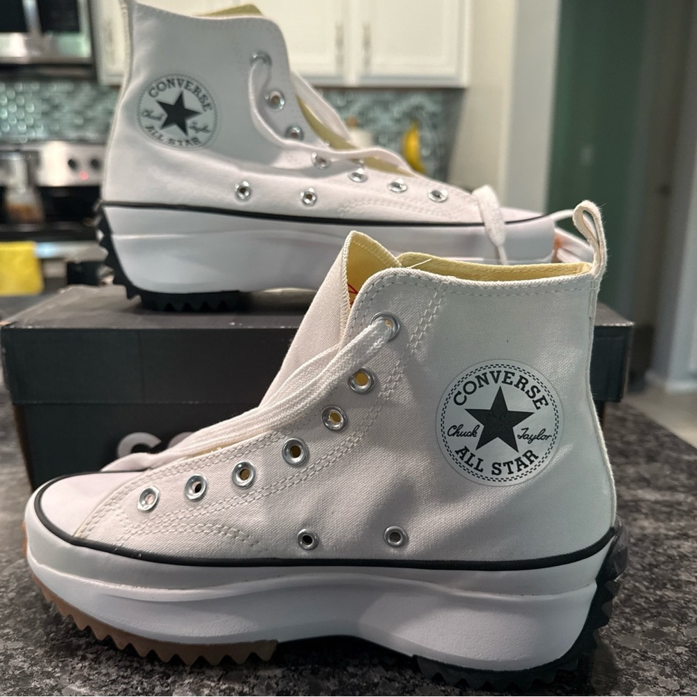 Converse Women's Run Star Hike Hi White/Black 573002C Women's Size 7.5